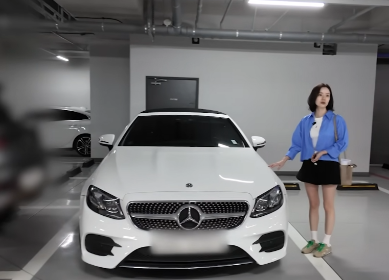 문채원의 벤츠 E220d / 사진=문채원 Moon chaewon 유튜브