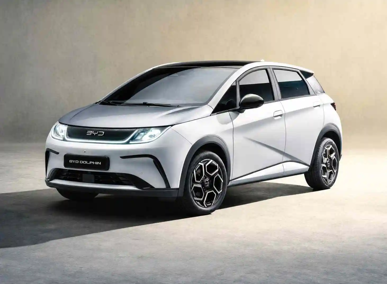 "벤츠·BMW까지 넘었다" BYD 돌핀 6월 수입차 2위 돌풍